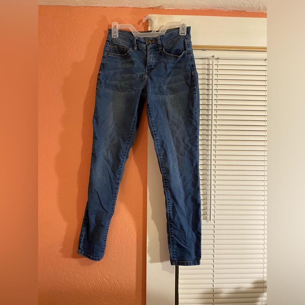 Loose fitting jean with soft fabric.